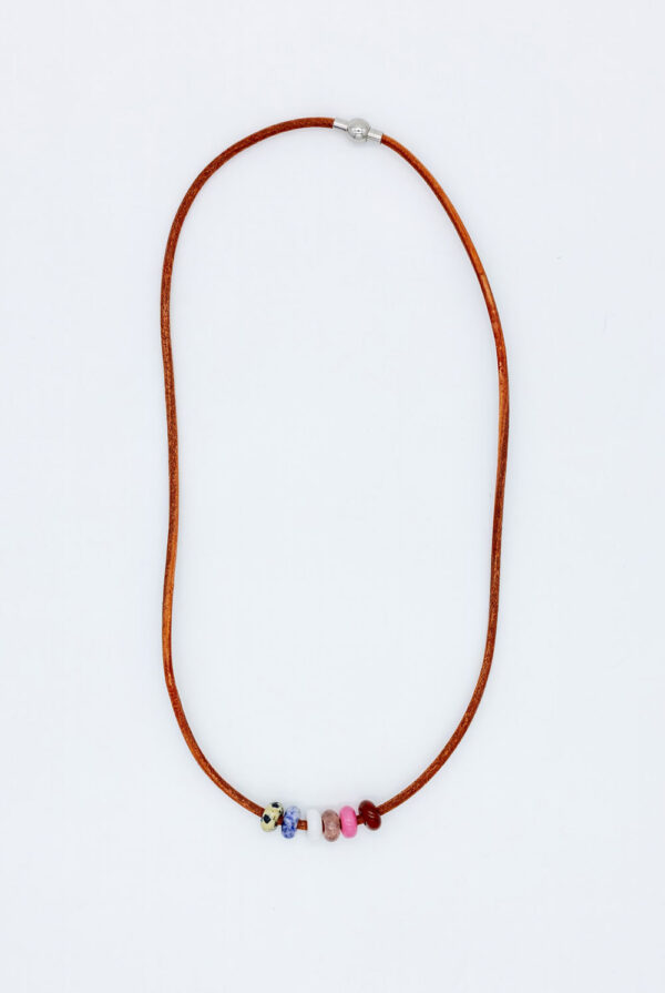 Collar de cuero claro con piedra natural