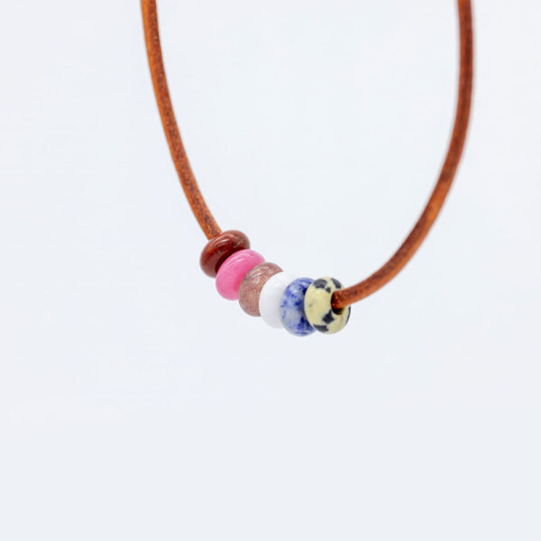 Collar de cuero claro con piedra natural - Image 2