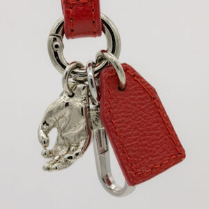 muñequera color cherry con charm de mano