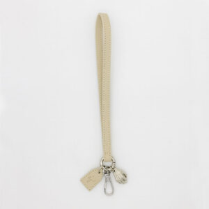 muñequera nude con escultura de mano